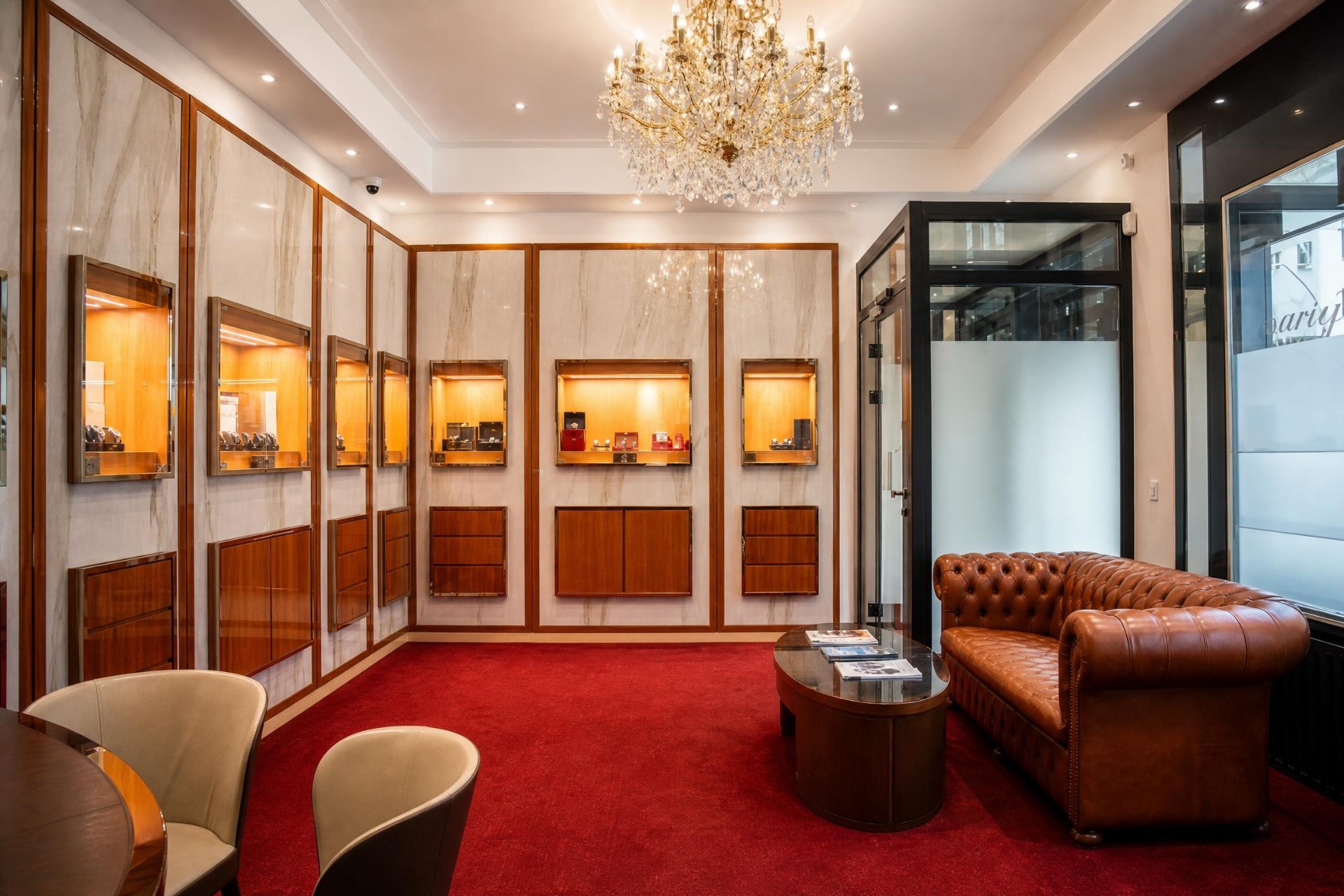 Vitrinen mit Luxusuhren in der Chronogermany Boutique, Ansicht 3
