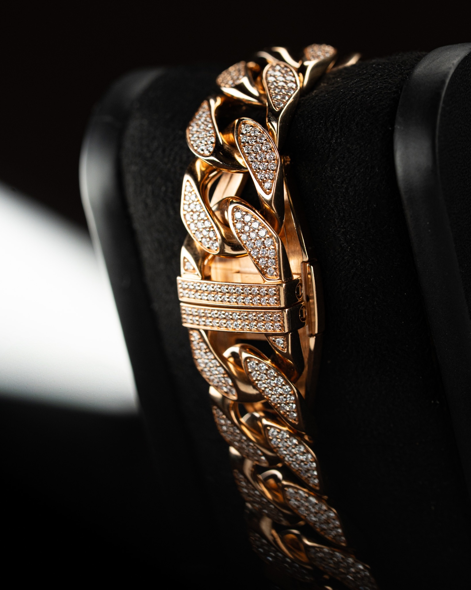 Goldschmuck und Barren